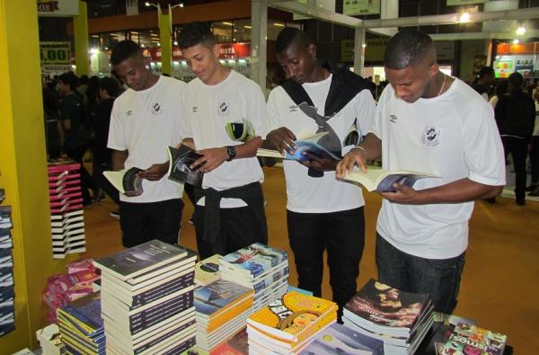 Alunos vascanos aproveitaram a boa leitura na Bienal