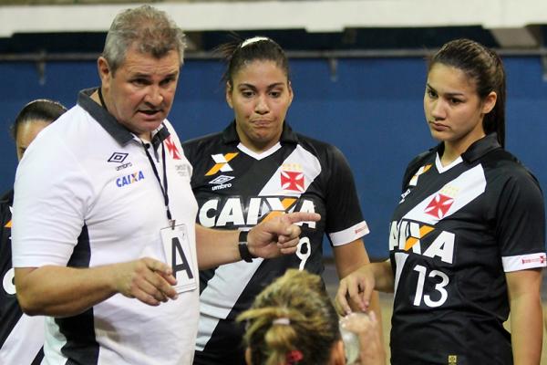 Ruy Sanches orienta jogadoras durante a partida