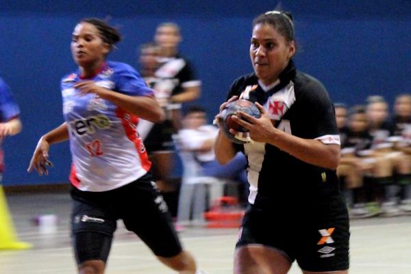 Piv Juliana Vicente infernizou a retaguarda adversria