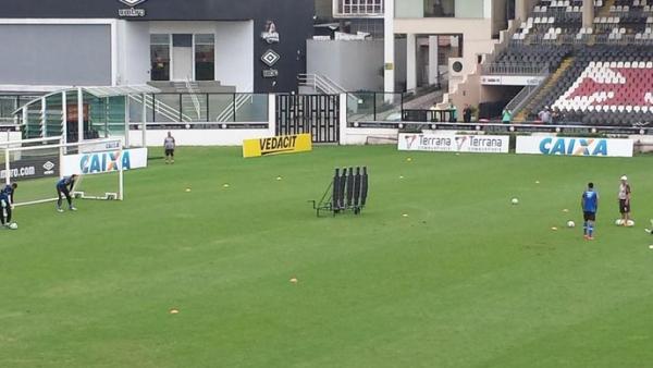 Julio dos Santos em cobrana de falta durante o treinamento