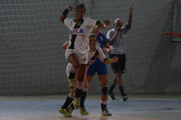 Vascanas comemoram um dos gols da partida