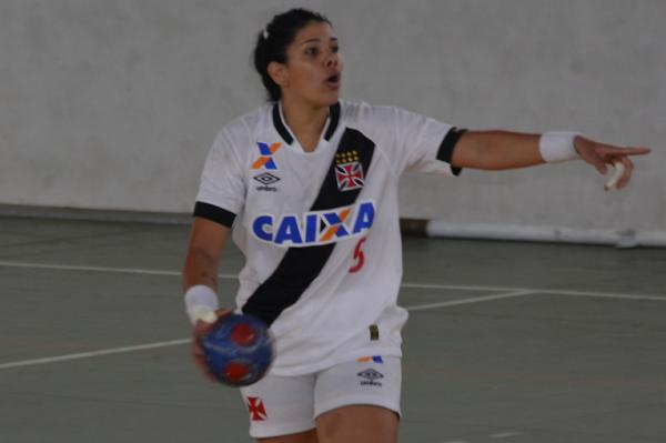 Samara orienta companheiras durante o jogo