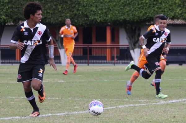 Douglas Luiz e Gabriel Buriche puxam jogada de ataque