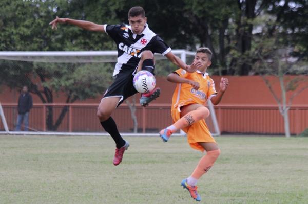 Alexandre ganha disputa no alto durante o primeiro tempo