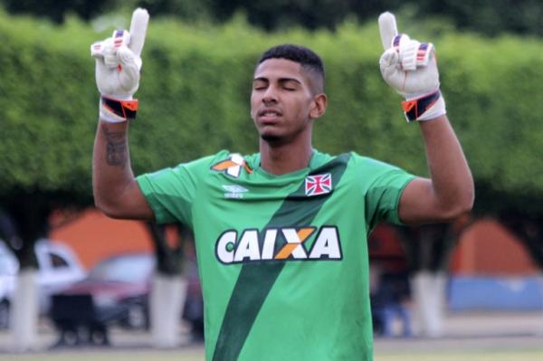 Jo�o Pedro agradece ap�s defender dois p�naltis