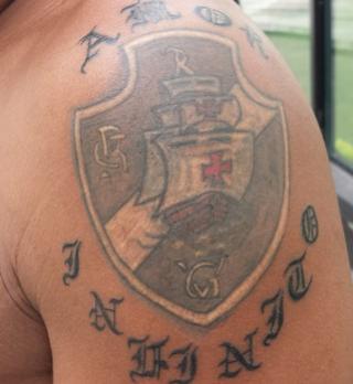 Nova tatuagem em volta do smbolo do Vasco