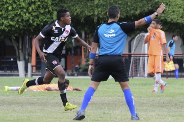Artilheiro Victor Csar comemora gol marcado no tempo normal