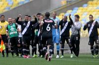 Jogadores comemoram gol de Jlio Csar