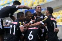 Jogadores comemoram gol de Jlio Csar