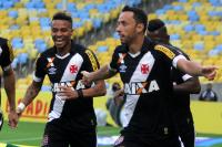 Jogadores comemoram gol de Nen
