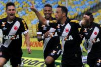 Jogadores comemoram gol de Nen
