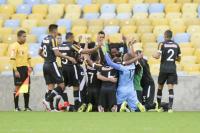 Jogadores comemoram gol de Nen