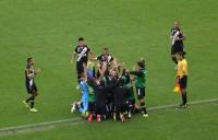 Jogadores comemoram gol de Nen