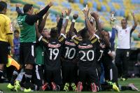 Jogadores comemoram gol de Nen