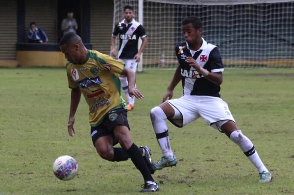 Matheus Barbosa tentando desarmar atacante do Tigres