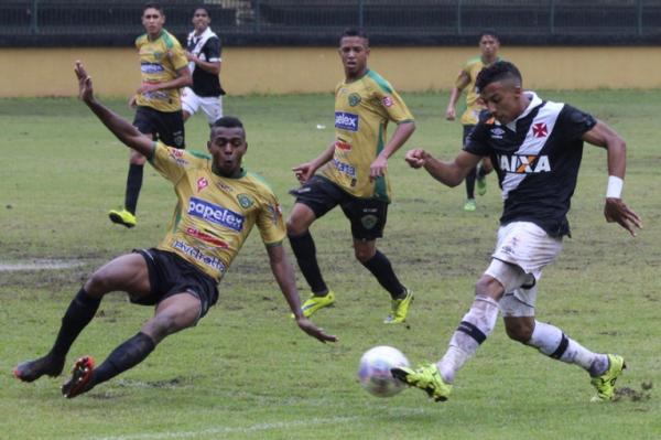 Caio Monteiro sendo travado no momento da concluso