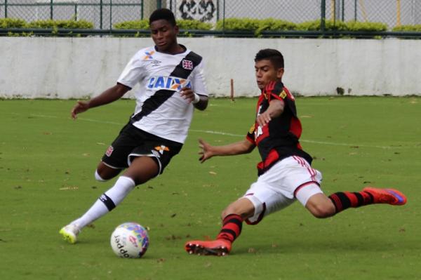 Cayo Tenrio tenta se livrar da marcao adversria