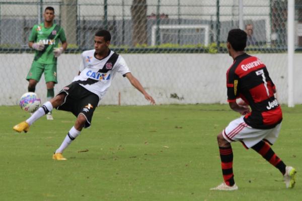 Observado por Alexander, Elloan afasta o perigo