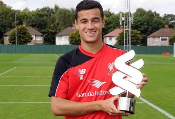 Philippe Coutinho posa com o prmio recebido no Liverpool