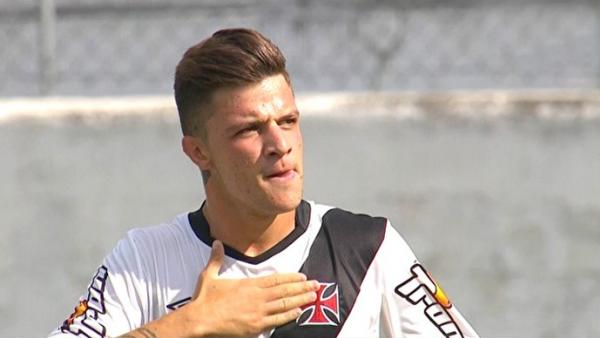 Renato Kayzer comemora um de seus gols pelo Vasco: atacante deve ficar no banco nesta quarta