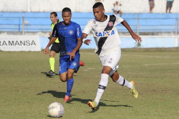 Lucas Santos foi o titular da lateral-esquerda no Sul Fluminense