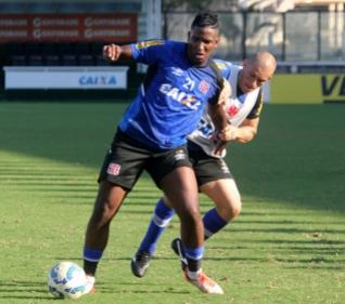 Thalles disputa bola com Nei durante a movimentao