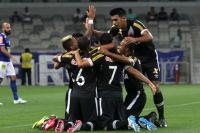 Jogadores comemoram gol de Rafael Silva