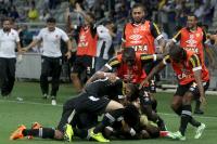 Jogadores comemoram gol de Rafael Silva