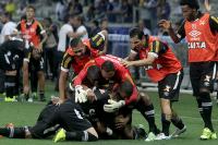 Jogadores comemoram gol de Rafael Silva
