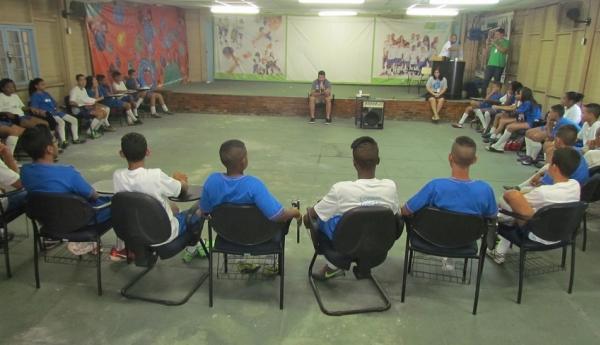 Luan contou um pouco de sua trajetria para as crianas do Bola Pra Frente