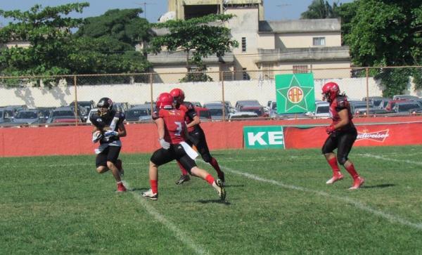Barbosa avana na End Zone para marcar o 2 TD do jogo