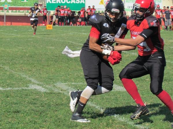 Lipe gira diante do marcador para marcar seu TD no jogo