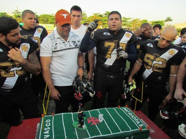 O fundador do time Felipe Neves, de bon laranja, se emocionou com os 5 anos da equipe