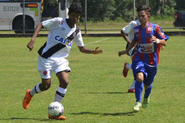 Joo Laranjeira marcou um bonito gol de falta