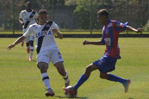 Na ausncia de Miranda, suspenso, Paulinho foi o capito da equipe