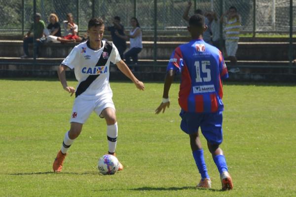 Volante Caio Lopes em ao contra o Bonsucesso