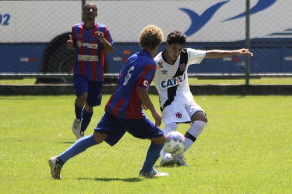 Eduardo Feitoza executa lanamento durante o jogo