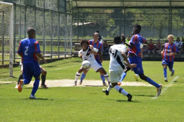 Rafael Frana chuta cruzado para marcar o segundo gol