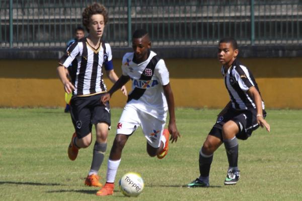 Talles Magno iniciou jogada que resultou no primeiro gol do clssico