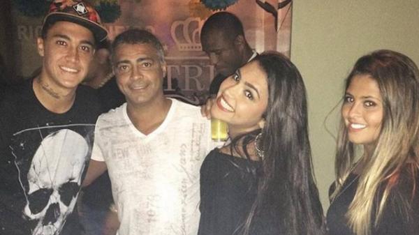 Aps vitria do Vasco, Romarinho festeja seus 22 anos ao lado do pai, das irms e dos amigos