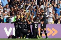 Jogadores comemoram gol de Nen