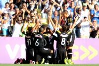 Jogadores comemoram gol de Nen