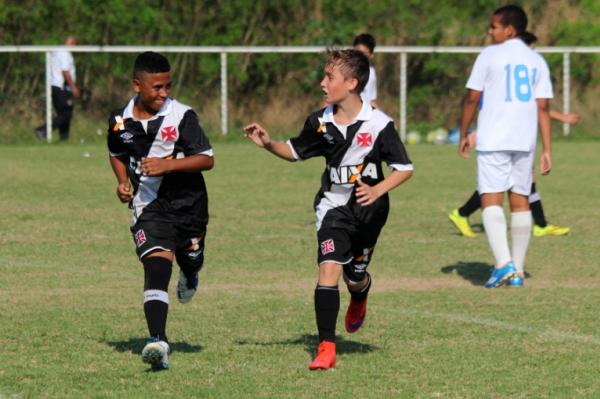 Juan Batata (esq) comemora um dos seus gols ao lado de Kauet Unger