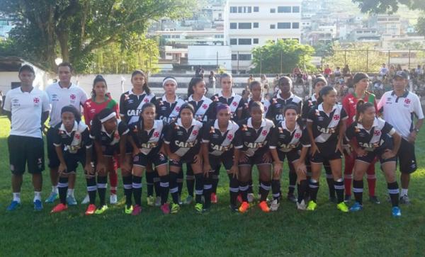 Equipe feminina sub-17 posa para foto antes da partida de estreia
