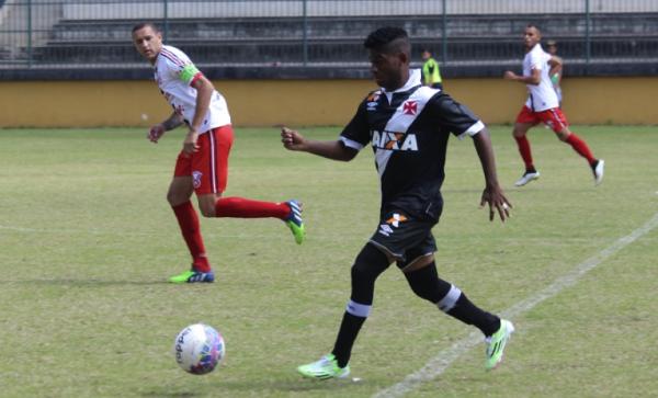 Leandro Muriqui acertou uma bola na trave