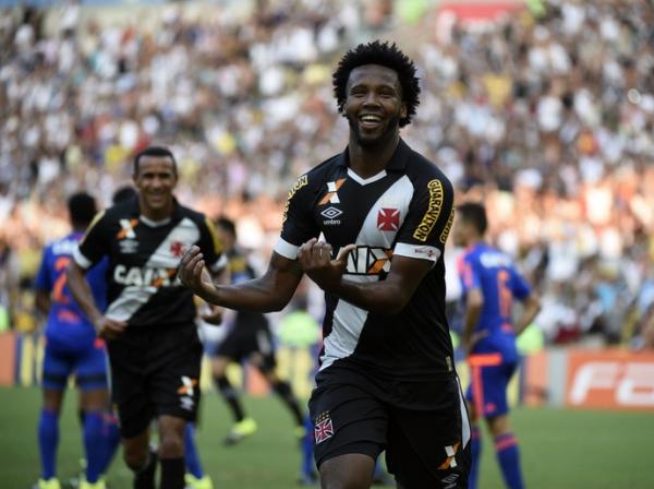 Rafael Vaz comemora o seu gol e homenageia a filha Rafaela, que vai nascer no incio de outubro