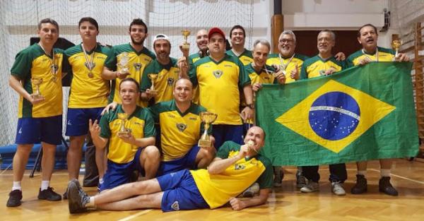 Delegao do Brasil com os atletas das modalidades Bola 12 Toques e Sectorball.