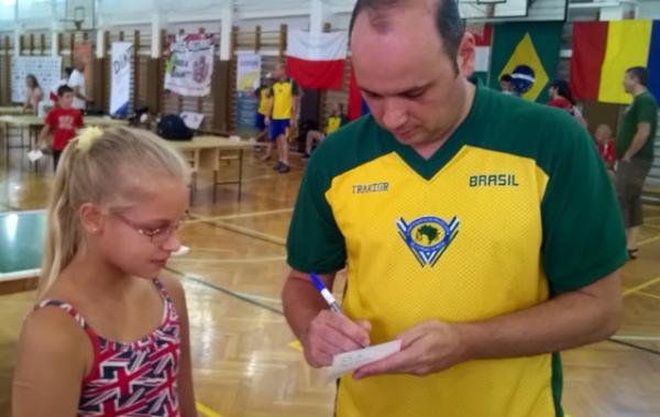 Muitos autgrafos e muita festa para os brasileiros na Hungria.