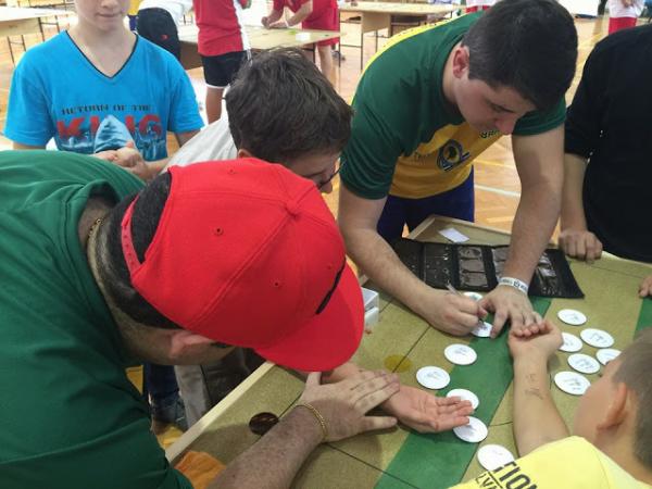 Dudu do Ginstico e Marquinhos(ex-Vasco) do Friburguense fizeram a festa da crianada.
