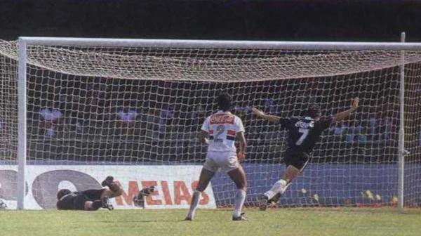 SORATO FEZ O GOL DO TTULO VASCANO EM 1989